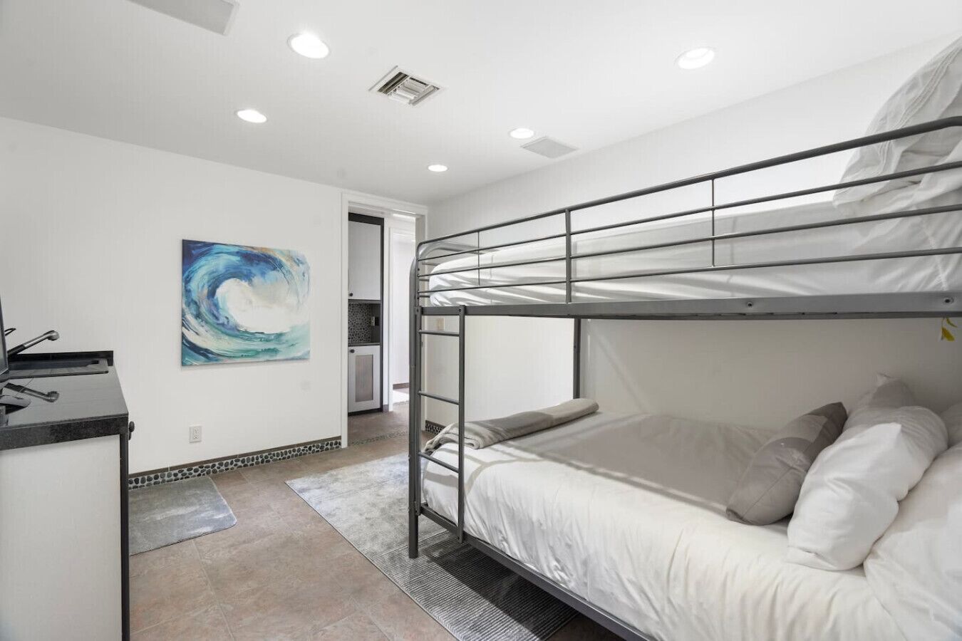 7 camere, una scrivania, ferro/asse da stiro, Wi-Fi gratuito