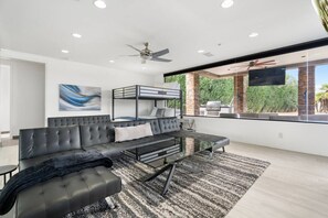 Smart TV, lareira, videogames, aparelho de som