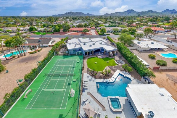 A residential area with a tennis court, a swimming pool, and a clubhouse. - Desert Diamond HTD Pool/Hot Tub/Tennis/BBall/Sauna (Scottsdale)
