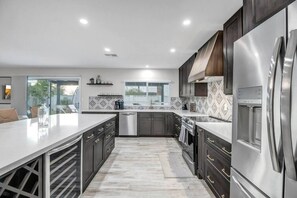 Køleskab, mikrobølgeovn, ovn, kogeplade