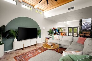 Smart TV, chimenea, videojuegos, libros