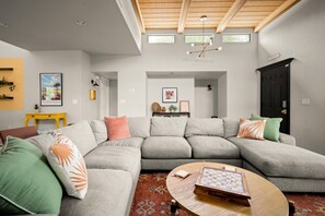 Smart TV, chimenea, videojuegos, libros