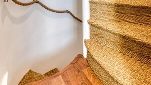 A staircase with white walls and wooden steps. - Perfect location! Quiet fisherman's cottage / terrace, bbq, elec. bikes.  (Trouville-sur-Mer)