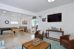 Talo, useita sänkyjä (Casa del Sol Breeze) | Pelihuone