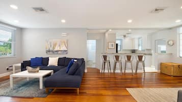 House, Multiple Beds (Blue Lizard) | Living area