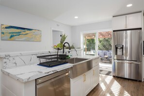 Frigorífico, microondas, horno y placa de cocina