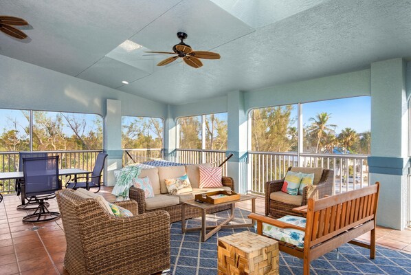 Living area - The Grand Mango (Fort Myers Beach)