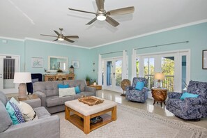 Living area - The Grand Mango (Fort Myers Beach)