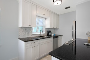House, 1 King Bed with Sofa bed (Casa Azul B) | Private kitchen