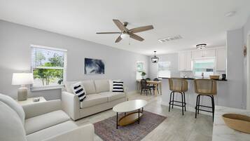 House, 1 King Bed with Sofa bed (Casa Azul B) | Living area