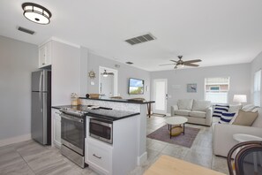 House, 1 King Bed with Sofa bed (Casa Azul B) | Private kitchen