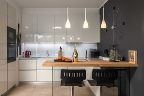 Køleskab, mikrobølgeovn, ovn, kogeplade