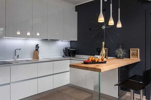 Køleskab, mikrobølgeovn, ovn, kogeplade