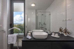Regadera, secadora de cabello, bidet, toallas 