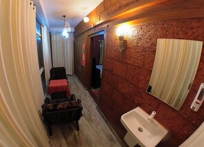 1 bedroom, iron/ironing board, WiFi, bed sheets - A Riverside Retreat  Holiday Home with Kitchen B1 - Deluxe 2+1-Wi-Fi-AC (Iritty)