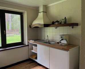 Kühlschrank, Mikrowelle, Wasserkocher mit Kaffee-/Teezubehör