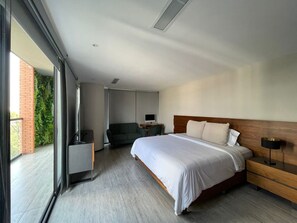 3 bedrooms, desk, iron/ironing board, WiFi (free)
