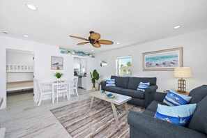 Casa, varias camas (Coconut Villa B) | Área de sala de estar