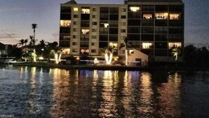 Ein mehrstöckiges Hotel mit modernem architektonischen Design, das Balkone und große Fenster bietet.