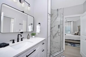 House, Multiple Beds (White Sugar Sands) | Bathroom
