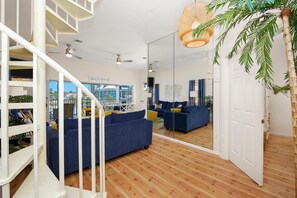 House, Multiple Beds (Sunny Canal) | Interior