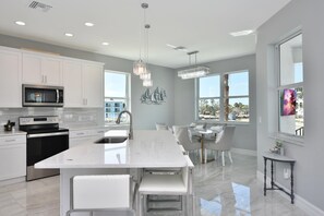 Hus - flere senge (Sunsational Sunsets) | Privat køkken | Ovn, brødrister