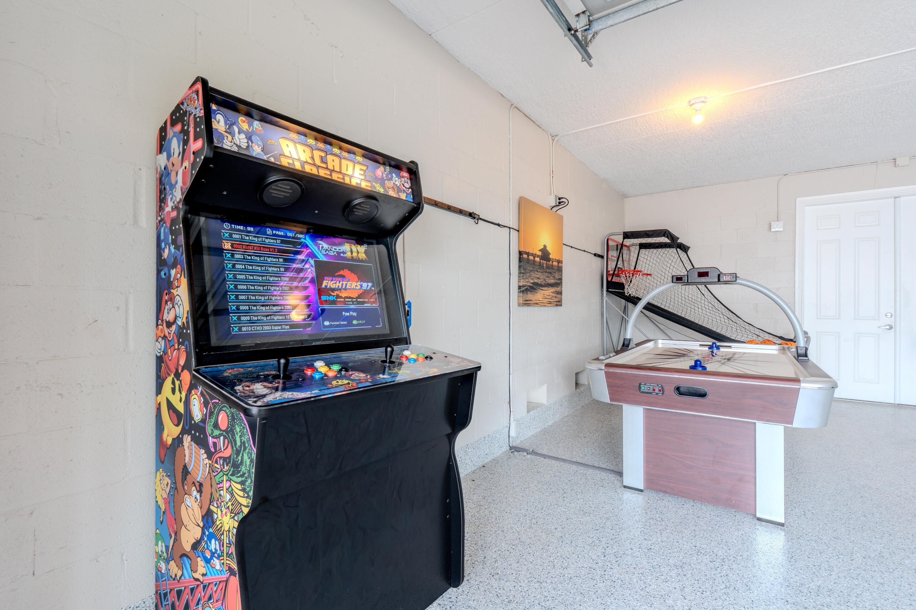 Een speelhal met een keuze uit klassieke en moderne spelletjes, een pooltafel en een basketbalveld in een ruimte met witte muren en een deur.