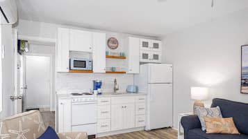 House, Multiple Beds (Lucky Charm) | Private kitchen | Oven, toaster