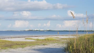 Nhà, 1 giường cỡ queen (Beach Bungalow 1) | Bãi biển | Gần bãi biển