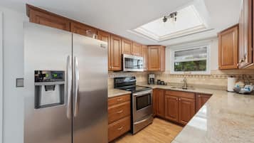 House, 1 Queen Bed (Beach Bungalow 1) | Private kitchen