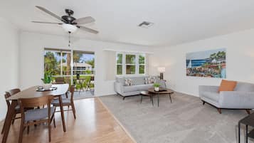 House, 1 Queen Bed (Beach Bungalow 1) | Living area