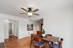 House, 1 Queen Bed (Beach Bungalow 1) | Dining