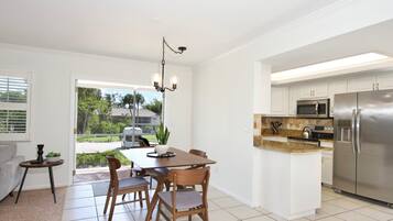 Casa, 2 camas Queen (Beach Bungalow 2) | Cozinha privada | Fogão, torradeira