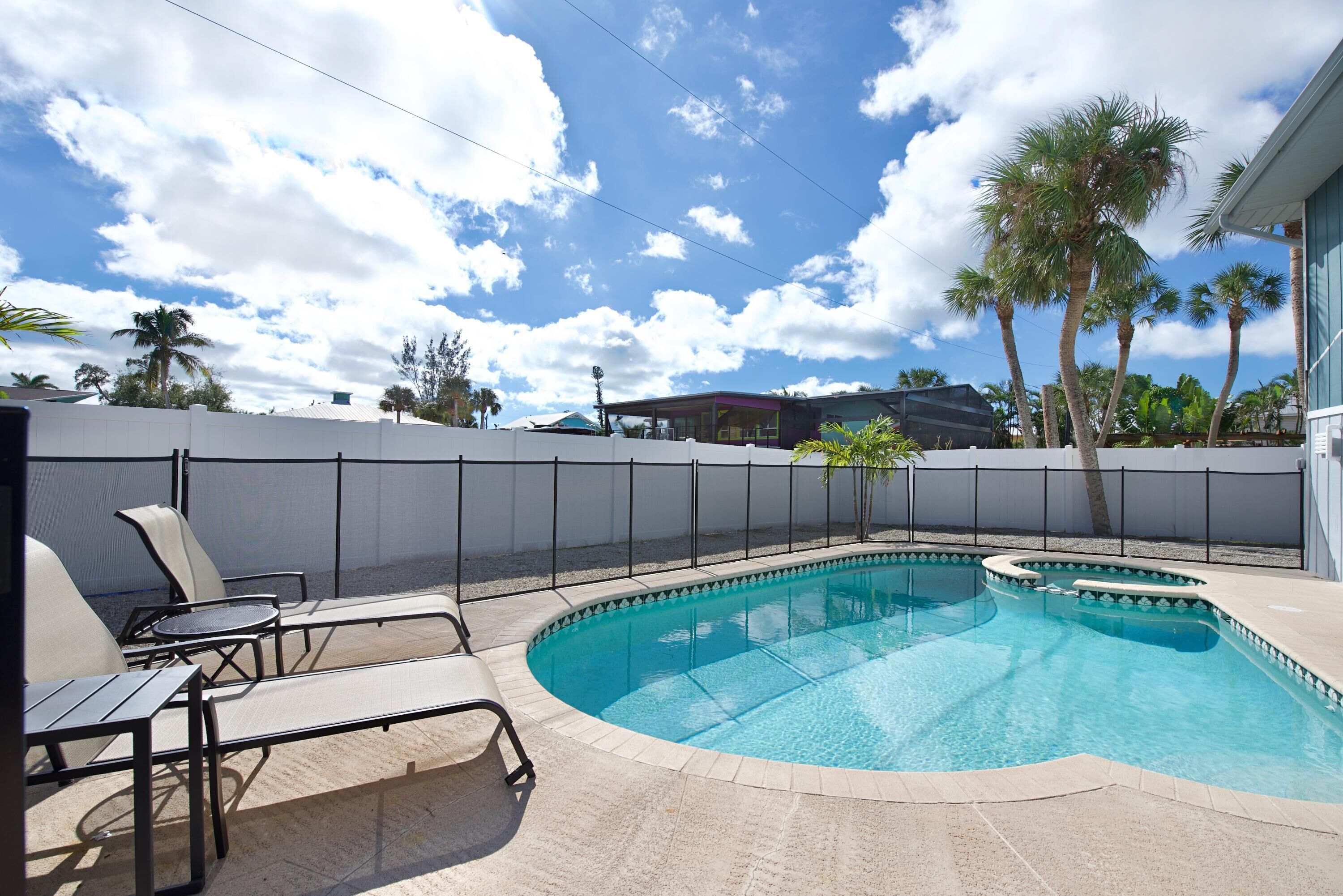 Talo, 2 keskisuurta parisänkyä (Beach Bungalow 2) | Uima-allas