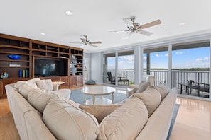 House, Multiple Beds (Estero Bay Sunrise) | Living area