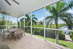 Outdoor dining - BB the Bay Bungalow (Fort Myers Beach)