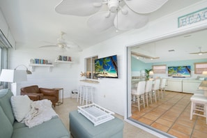 Casa, varias camas (BB the Bay Bungalow) | Área de sala de estar