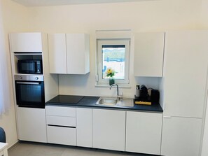 Kjøleskap, mikrobølgeovn, ovn og kokeplater