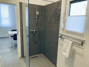 Dusj, hårføner, håndklær og såpe