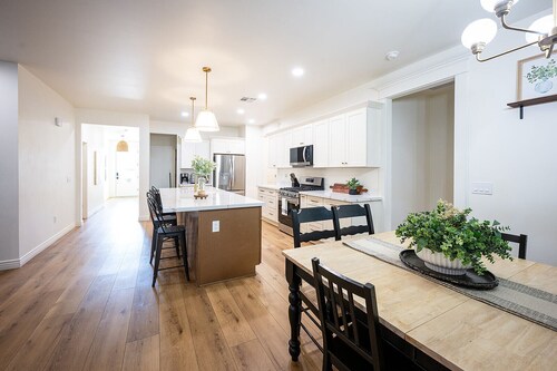 NEW BUILD Spacious 4-bedroom house with great location- sleeps 10