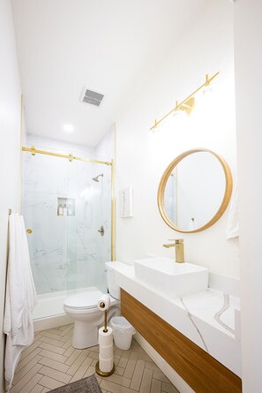 Bruser, hårtørrer, håndklæder, Sæbe