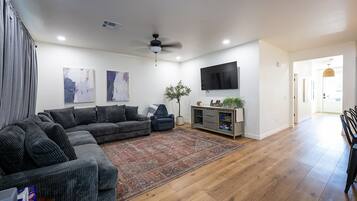 Una Smart TV, libros