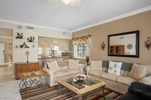 Condo, varias camas (Casa Marina III-711) | Área de sala de estar