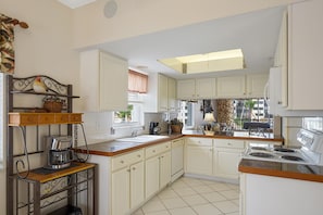 Condo, varias camas (Casa Marina III-711) | Cocina privada | Horno y tostadora 