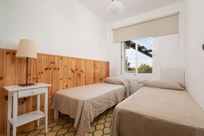 4 bedrooms, iron/ironing board, free WiFi, bed sheets