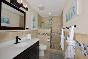 House, Multiple Beds (Coral By The Sea A) | Bathroom - Coral By The Sea A (Fort Myers Beach)