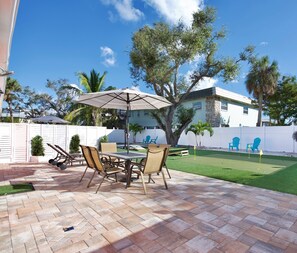 Rumah, Beberapa Tempat Tidur (Coral By The Sea A) | Tempat makan outdoor