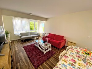 Una Smart TV, un reproductor de DVD, un reproductor estéreo