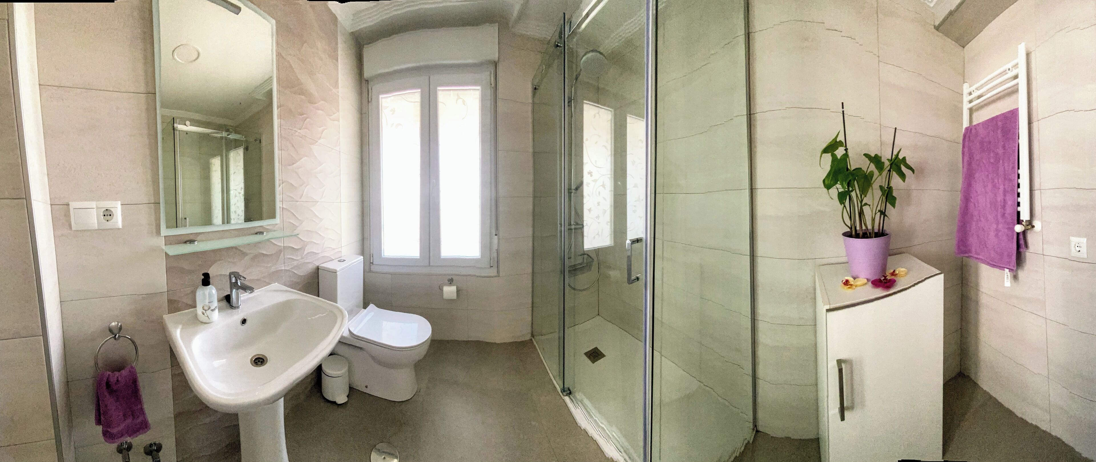 Een douche, een haardroger, handdoeken, zeep