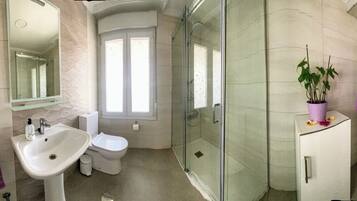 Een douche, een haardroger, handdoeken, zeep